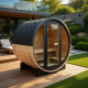 Sauna de exterior de madera en forma de barril, 2-4 plazas, con frente acristalado, estufa de 6 kW y tejas asfálticas – SNÖ